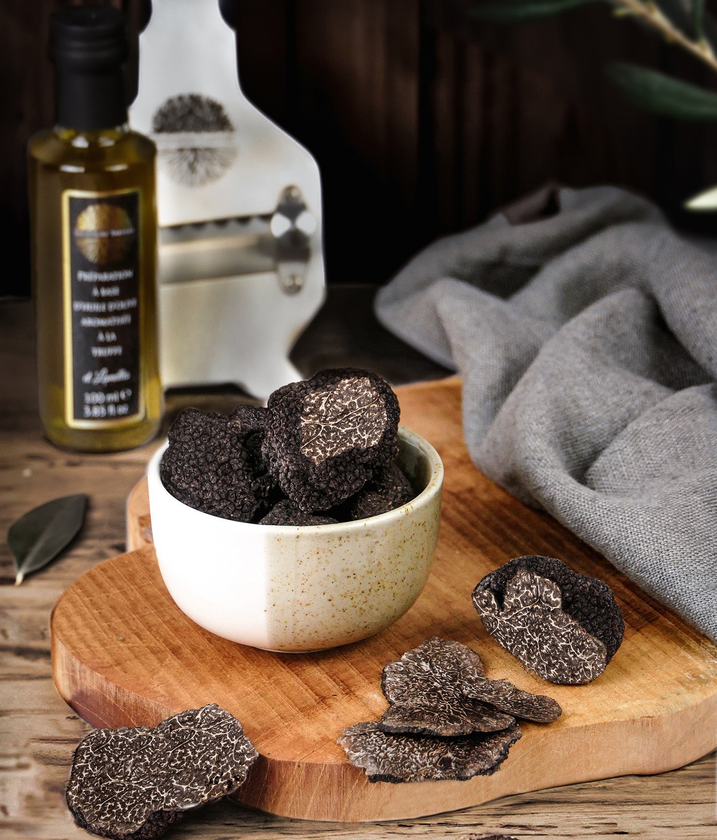 Huile d'olive aromatisée Truffe noire et Lamelles Les Bons Plans du Châtelain